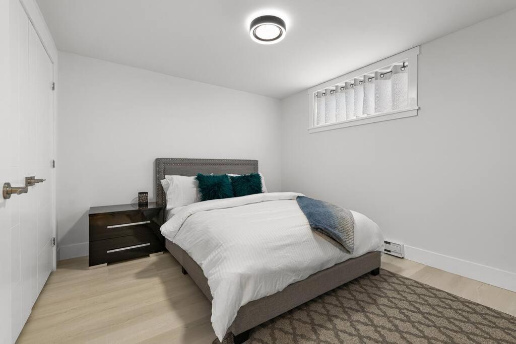Beautiful 1 Bedroom Apartment - Private Entrance Moncton Exterior photo